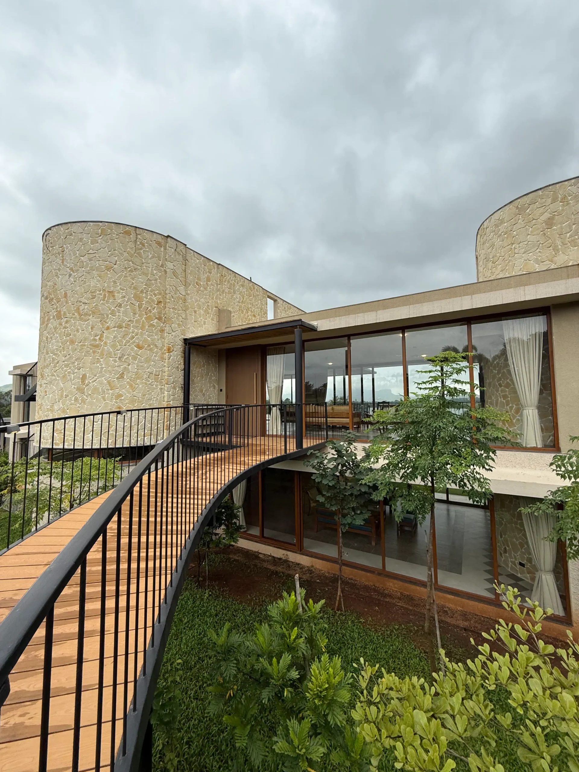 Lakeshore — architectural walkway