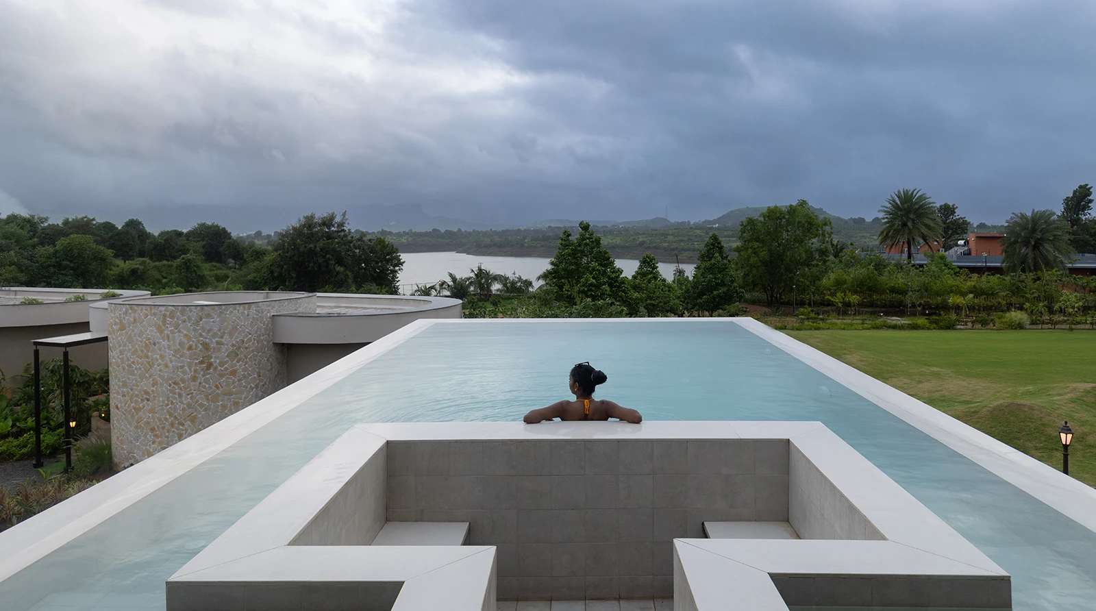 Lakeshore — pool court